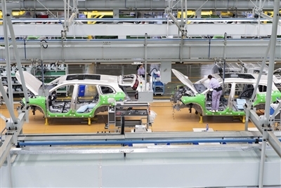 賽力斯鳳凰智慧工廠工人正在裝配汽車。記者 孫凱芳 攝